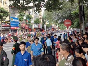 Người dân ướt đẫm mồ hôi háo hức chờ đoàn diễu binh, diễu hành