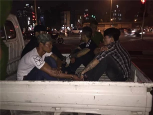 Hà Nội: Bắt giữ 5 đối tượng giấu vũ khí và ma tuý trên ô tô