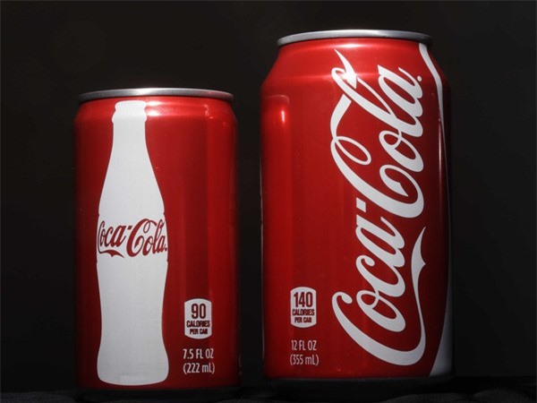 Bất thường: Hàng chục lon Coca-cola “rỗng” ruột