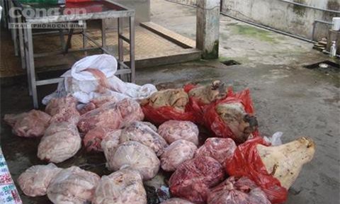 Bắt xe khách chở thịt hôi thối giao cho các quán ăn ở TP. HCM