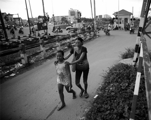 Bé gái 9 tuổi dẫn đường cho mẹ mù lòa bán vé số nuôi gia đình