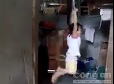 Bé gái bị treo trên xà nhà: "Rùng mình" lời khai bà mẹ nuôi