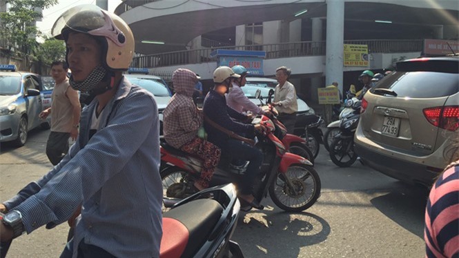 Bệnh viện Bạch Mai đóng cửa 2 bãi gửi xe 