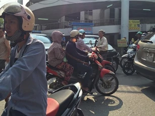 Bệnh viện Bạch Mai đóng cửa 2 bãi gửi xe