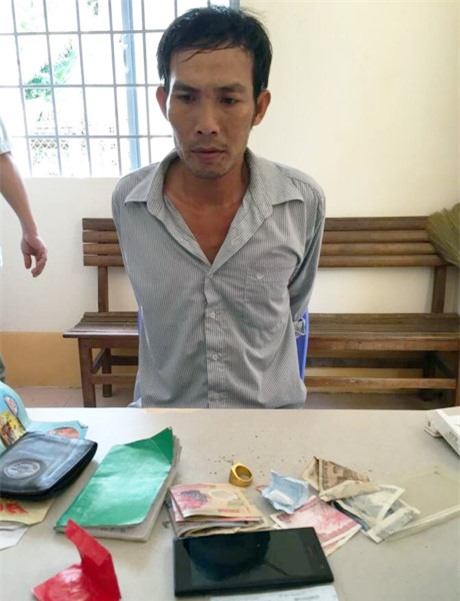 Buôn ma túy, tháo vội nhẫn 5 chỉ hối lộ bất thành