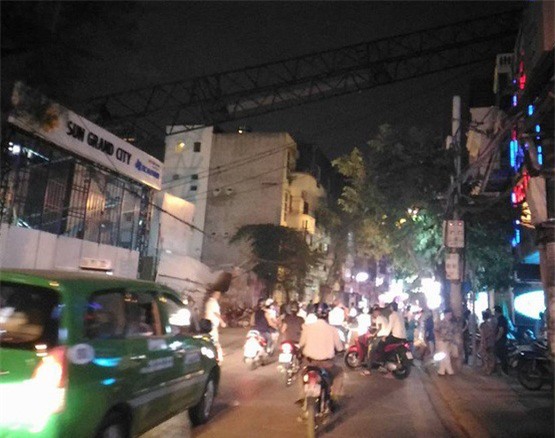Cần cẩu dài chục mét, đổ sập trúng nhà dân trên phố Thụy Khuê