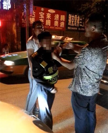 Cảnh sát giao thông bị người dân túm cổ, tát giữa đường