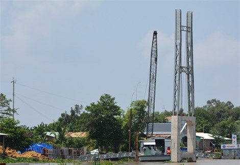 Cầu dây văng ‘khủng’ nhất Long An đang xây bị sụp mố