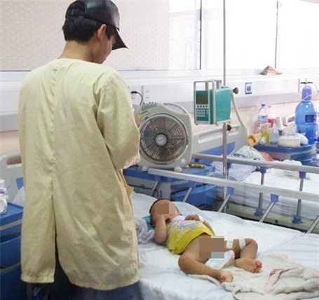 Cha đau đớn tột cùng khi con trai bị cắt bộ phận sinh dục