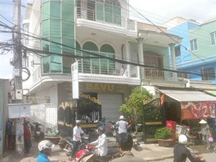 Cứu cha té lầu, con trai ngã xuống lưng mẹ đang quét sân