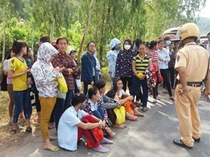 Chặn xe vì nhà trọ ế khách: Tạm giữ 4 người để điều tra