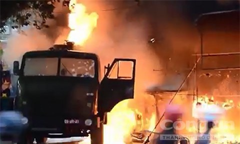 Cháy cây xăng ở TP. HCM: Cận cảnh hiện trường tan hoang  