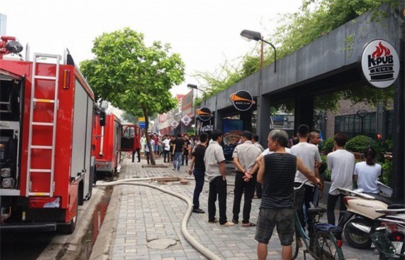 Cháy lớn ở quán Beer club Vuvuzela Hà Nội, khách tá hỏa tháo chạy