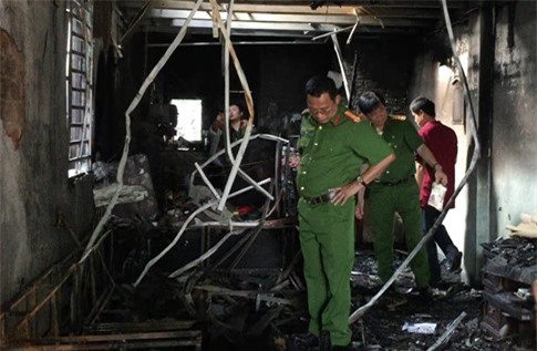 Cháy nhà, 4 người tử vong: Đau xót thi thể mẹ ôm con trong lòng