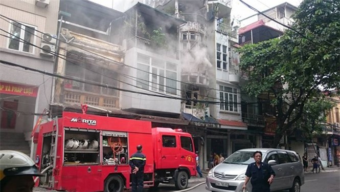 Cháy nhà 5 tầng trên phố Hàng Than, nhiều người hoảng loạn