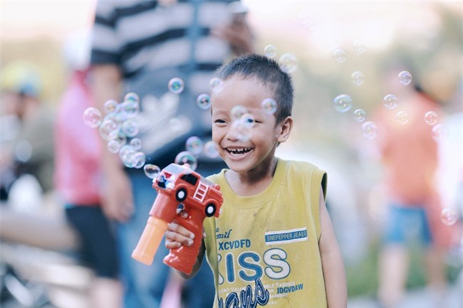 Chuyện mẹ con "cậu bé xếp dép" trong ngày quốc tế hạnh phúc