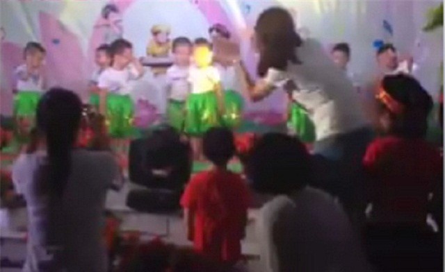 Clip: Cảm giác bất lực không hề nhẹ của cô giáo mầm non dạy các con múa