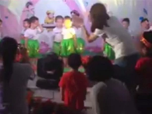 Clip: Cảm giác bất lực không hề nhẹ của cô giáo mầm non dạy các con múa