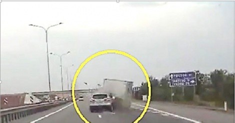 Clip: Nissan Qashqai húc văng xe tải trên đường cao tốc