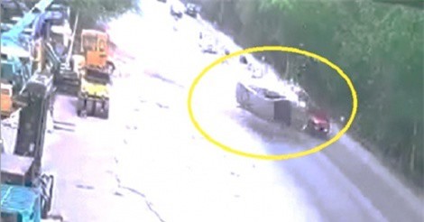 Clip: Tông cực mạnh vào Mazda CX-5, Toyota Vios lật ngửa giữa đường ở Hà Nội