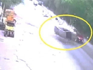 Clip: Tông cực mạnh vào Mazda CX-5, Toyota Vios lật ngửa giữa đường ở Hà Nội