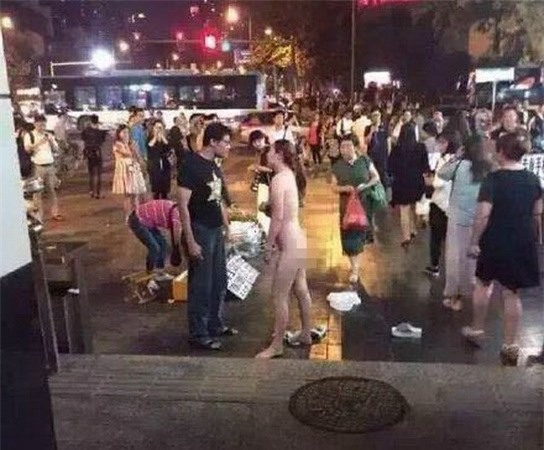 Cô gái khỏa thân giữa phố vì bạn trai không tặng iPhone 6s