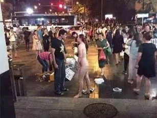 Cô gái khỏa thân giữa phố vì bạn trai không tặng iPhone 6s