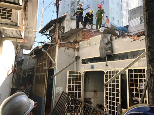 Cô gái nghi ngáo đá đốt nhà trong hẻm ở Sài Gòn