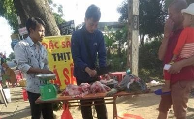 Giật mình cảnh cá sấu “khủng” được bày bán ngay trên vỉa hè