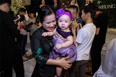 Con gái Trang Nhung đáng yêu trong tiệc cưới của bố mẹ