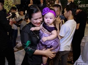 Con gái Trang Nhung đáng yêu trong tiệc cưới của bố mẹ
