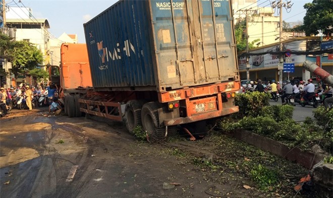 TP. HCM: Container tông gãy 3 trụ đèn, "bay" lên dải phân cách