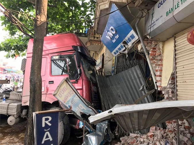 Container nổ lốp đâm nát nhà dân, cửa ngõ Thủ đô tê liệt