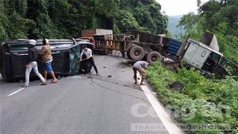 Container lật ngửa sau va chạm ô tô, hai người nguy kịch