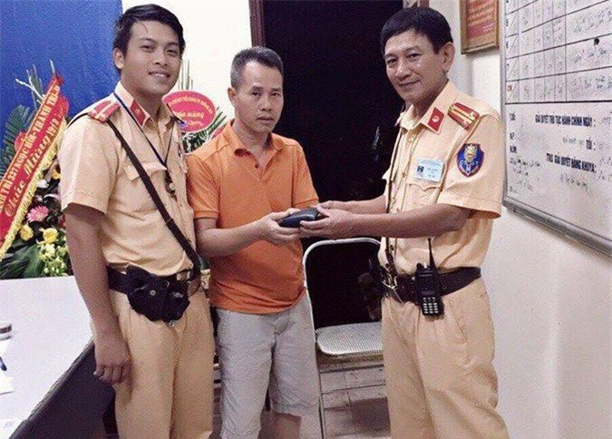 CSGT trả chiếc ví có hơn 20 triệu đồng cho người dân bị mất