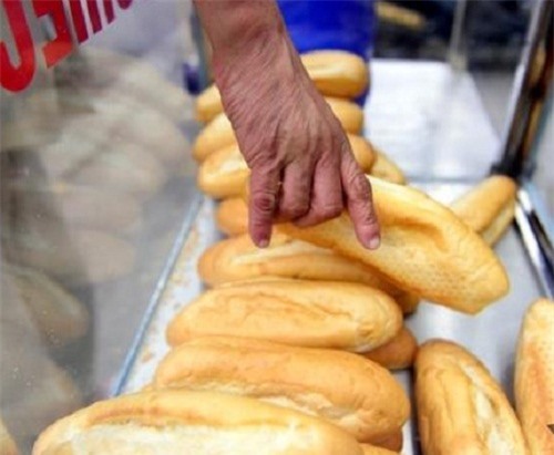 Cướp bánh mỳ "chống đói", hai bị can đối diện án 10 năm tù