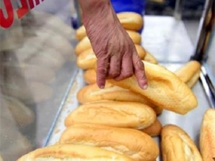 Cướp bánh mỳ "chống đói", hai bị can đối diện án 10 năm tù