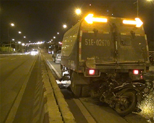 Đâm vào đuôi xe hút bụi, 2 thanh niên tử vong tại chỗ