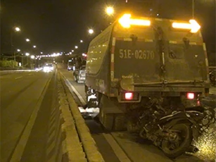 Đâm vào đuôi xe hút bụi, 2 thanh niên tử vong tại chỗ