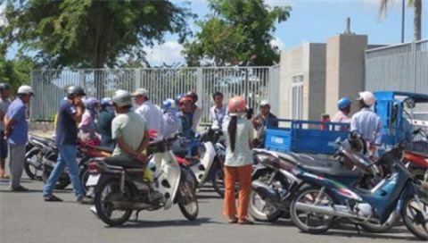 Dân chở cá chết lên UBND tỉnh Bà Rịa-Vũng Tàu khiếu nại