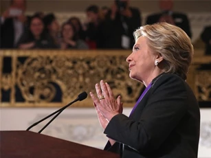 Dẫn trước Trump 2 triệu phiếu phổ thông, hi vọng nào cho bà Clinton?