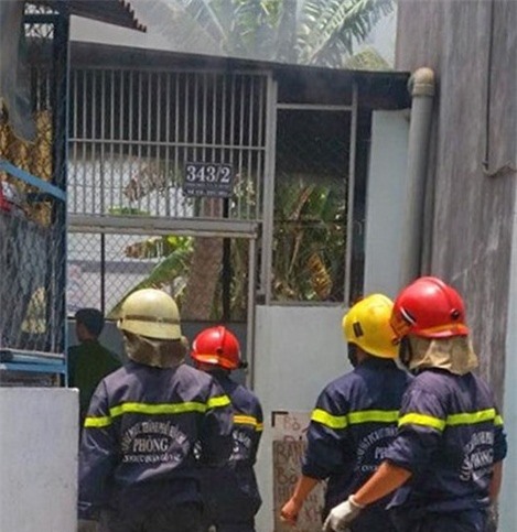 Dắt xe máy ngã vào bếp gas đang cháy, 3 người nhập viện