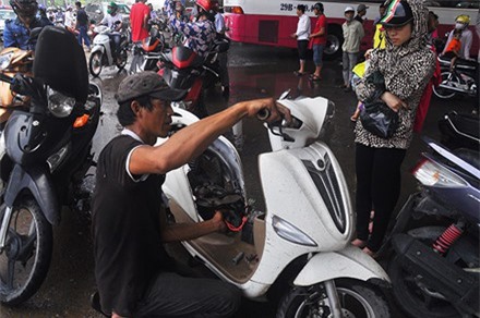 Dịch vụ kiếm tiền triệu trong ngày Hà Nội ngập nặng