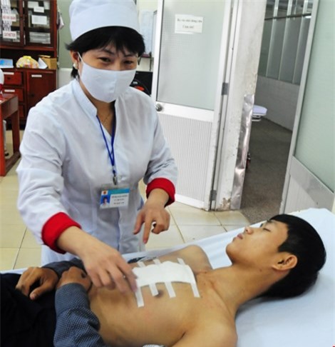 Đổ ống pháo hoa đêm Giao thừa, nhiều người bỏng mắt đi cấp cứu