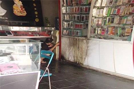 Đồng Nai: Cửa hàng điện thoại bị ném "bom" xăng 