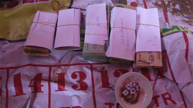 Đột kích, bắt hàng chục con bạc "lập sới" trong rừng cao su