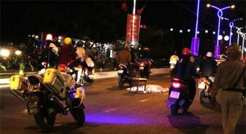 Du khách Canada nghi nhảy lầu 12 tầng xuống đường tự tử