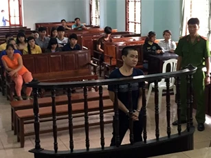 Gã trai say rượu, hiếp dâm bé gái khóc nức nở tại tòa