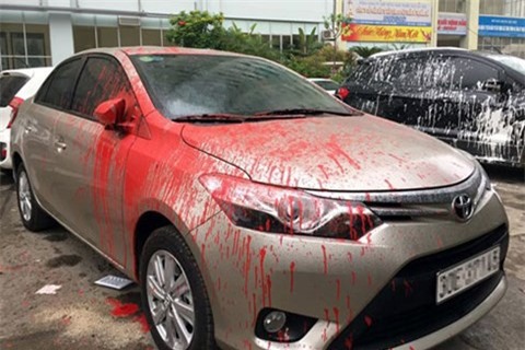 Gần chục 'xế hộp' bị ném sơn trong bãi giữ xe ở Hà Nội