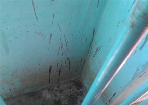 Gào khóc thấy con gái bị đâm chết với hàng chục nhát dao